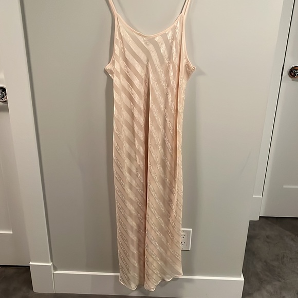 Beautiful robe and chemise - Picture 3 of 8